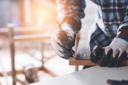Artisan menuisier pour travaux en intérieur